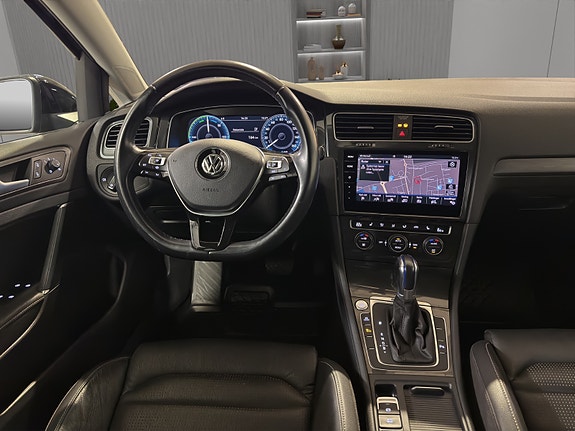 Volkswagen e-Golf VII 18 of 27