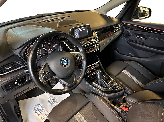 BMW 218d 8 of 30