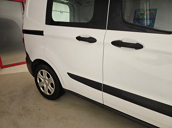 Ford Transit Courier 6 of 29