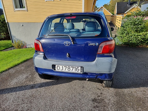 Toyota Yaris 2 of 8