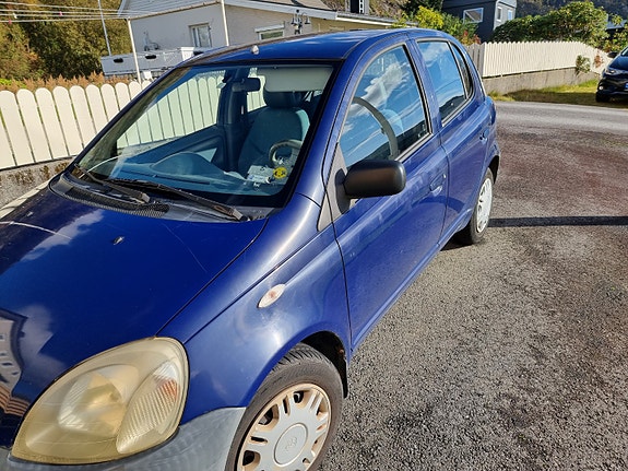 Toyota Yaris 5 of 8