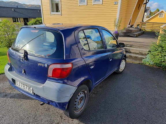 Toyota Yaris 3 of 8