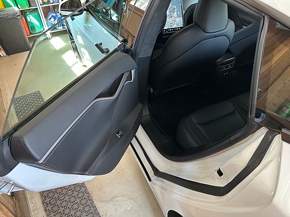 Tesla Model S 21 of 30