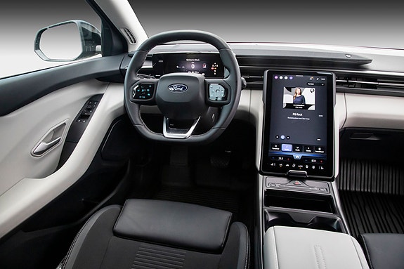 Ford Explorer 21 of 25