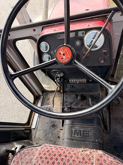 Massey Ferguson 550 5 of 7