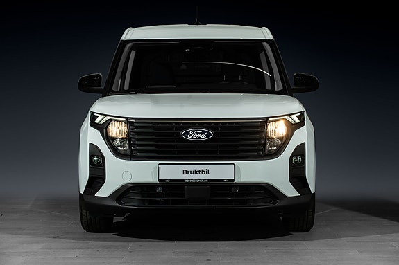 Ford Transit Courier 2 of 26