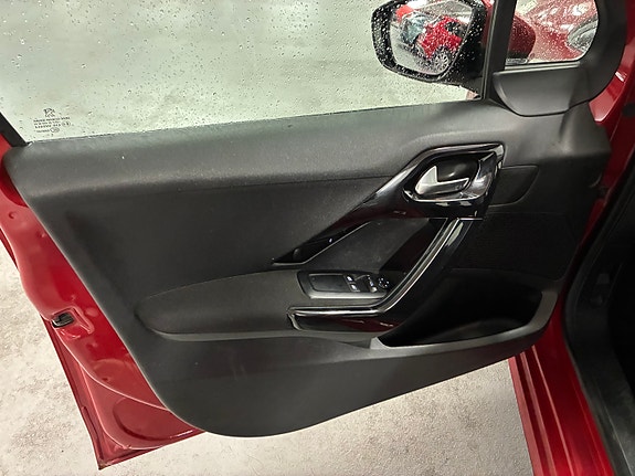 Peugeot 208 11 of 30