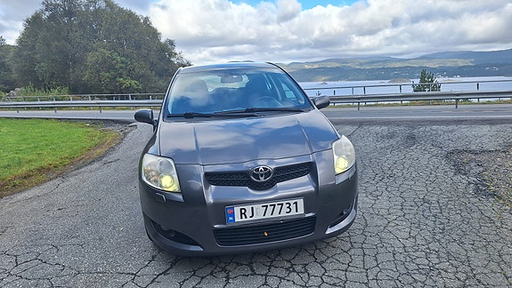 Toyota Auris 2 of 8