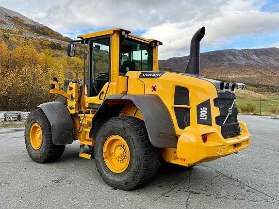Volvo L90G 2 of 11
