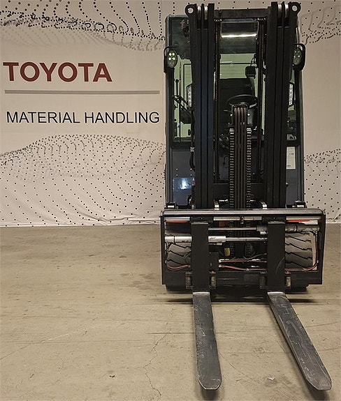 Toyota 8FBMT30 3 of 4