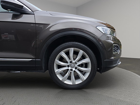 Volkswagen T-Roc 2 of 30