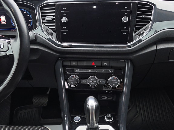 Volkswagen T-Roc 21 of 30