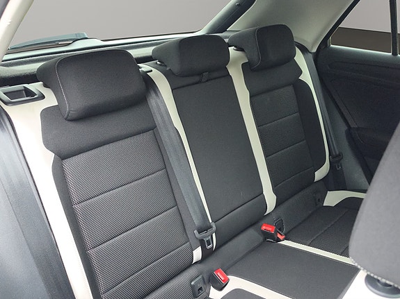 Volkswagen T-Roc 18 of 30