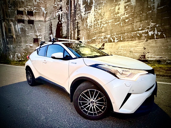 Toyota C-HR 2 of 29