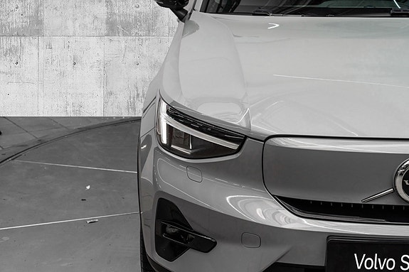 Volvo EX40 4 of 29