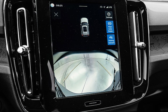 Volvo EX40 15 of 29