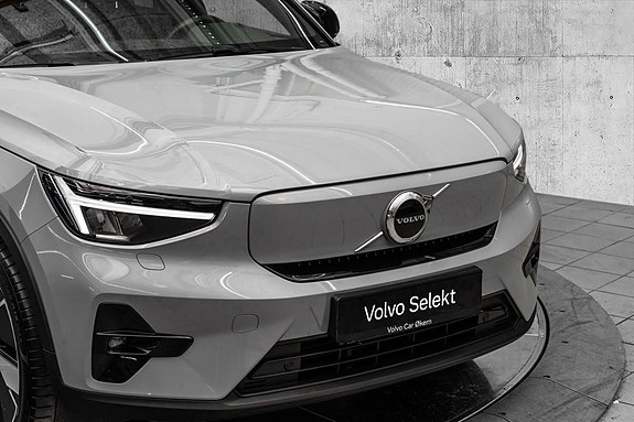 Volvo EX40 2 of 29