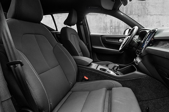 Volvo EX40 25 of 29