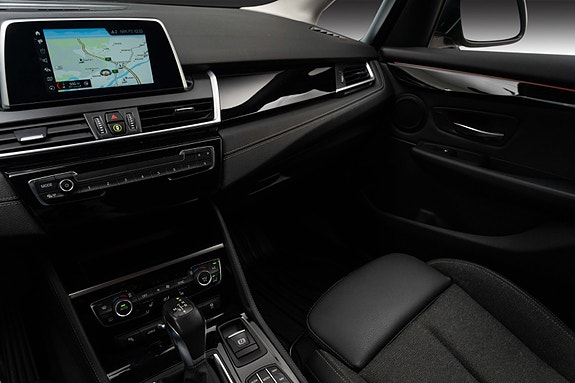 BMW 225xe 12 of 26