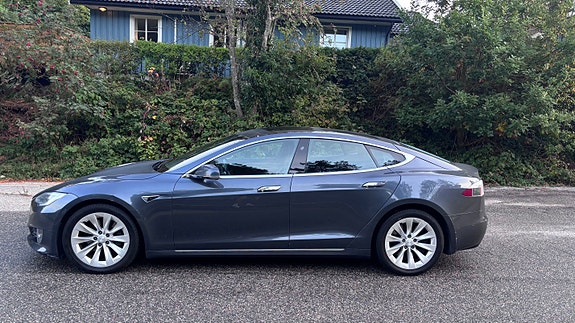 Tesla Model S 2 of 30