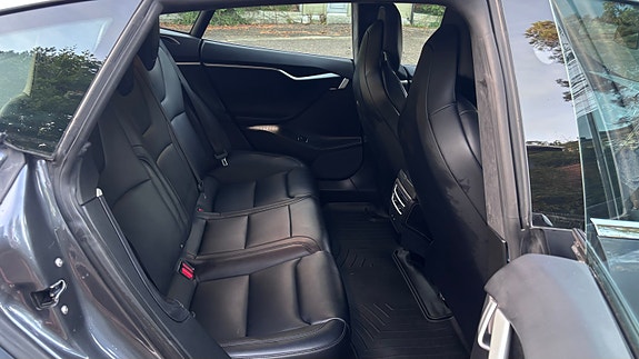 Tesla Model S 26 of 30