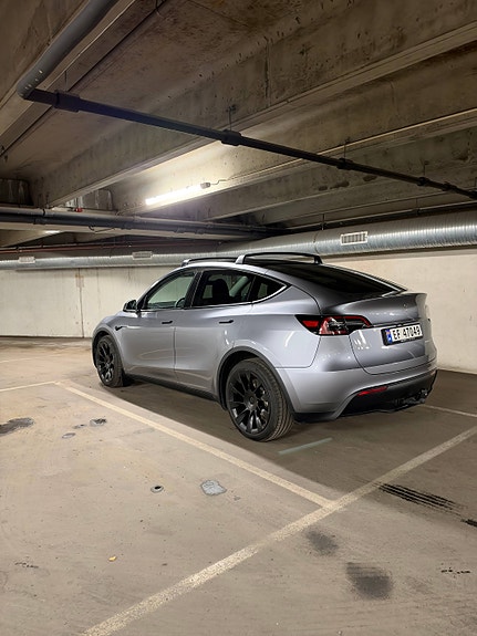 Tesla Model Y 5 of 6