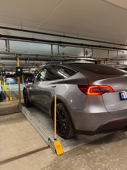 Tesla Model Y 6 of 6
