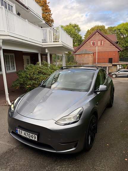 Tesla Model Y 3 of 6