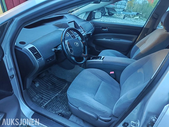 Toyota Prius 7 of 14