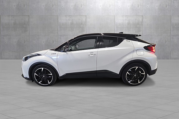Toyota C-HR 2 of 24