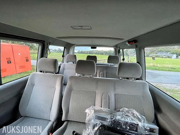 Volkswagen Caravelle 28 of 30