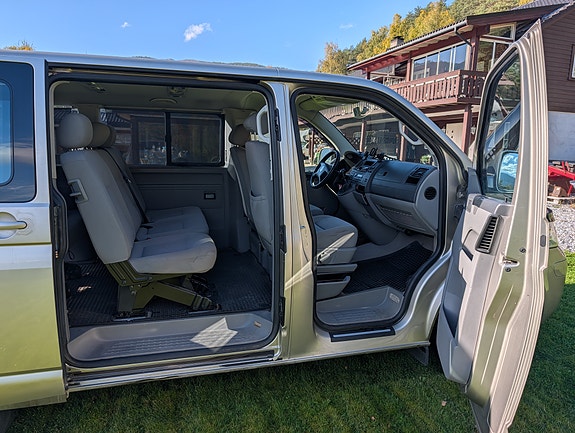 Volkswagen Caravelle 5 of 8
