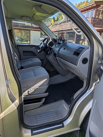 Volkswagen Caravelle 6 of 8