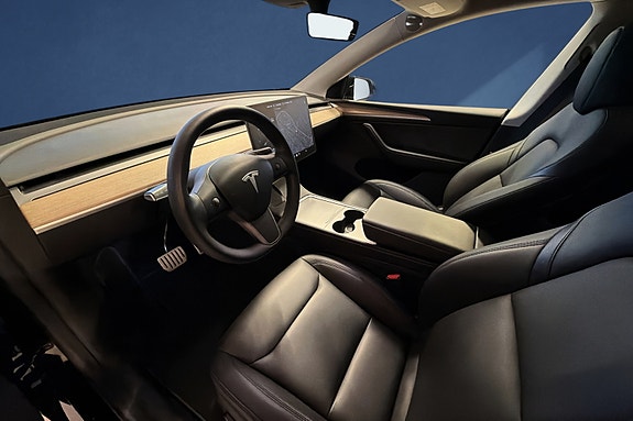 Tesla Model Y 9 of 19
