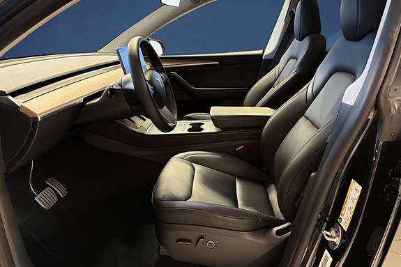 Tesla Model Y 10 of 19