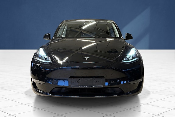 Tesla Model Y 8 of 19