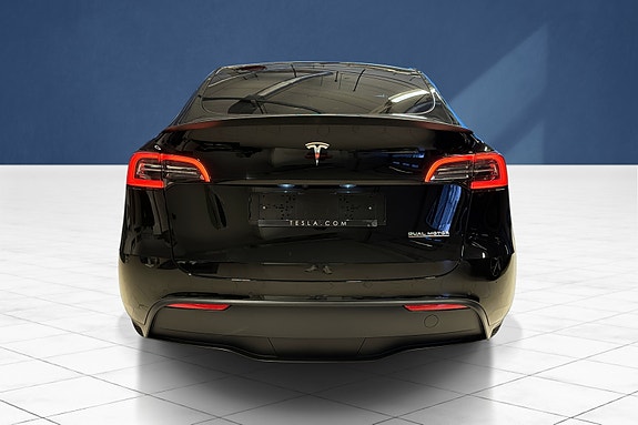 Tesla Model Y 4 of 19