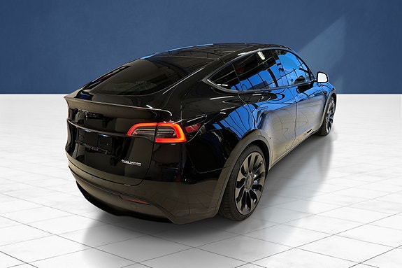 Tesla Model Y 3 of 19