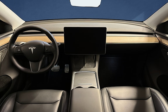 Tesla Model Y 14 of 19