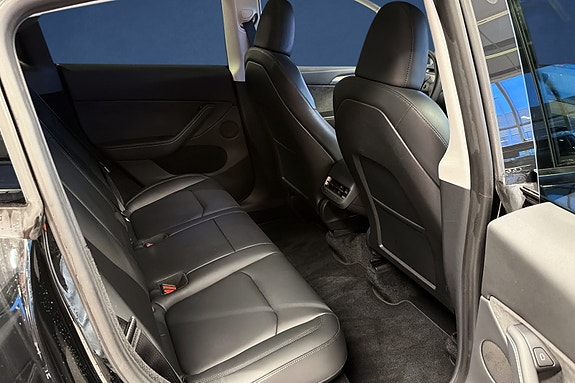 Tesla Model Y 13 of 19