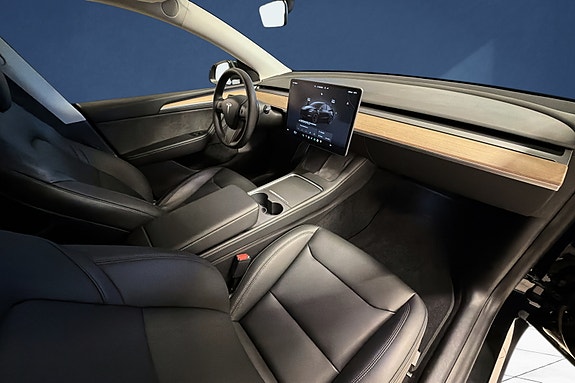 Tesla Model Y 11 of 19