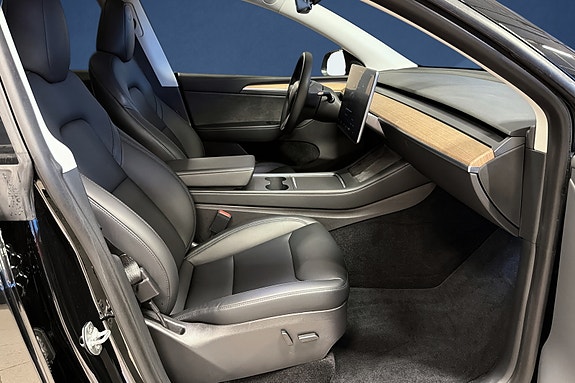 Tesla Model Y 12 of 19