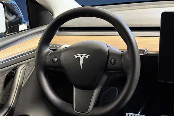 Tesla Model Y 15 of 19