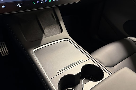 Tesla Model Y 18 of 19