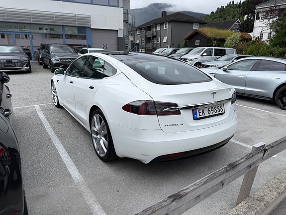 Tesla Model S 3 of 5