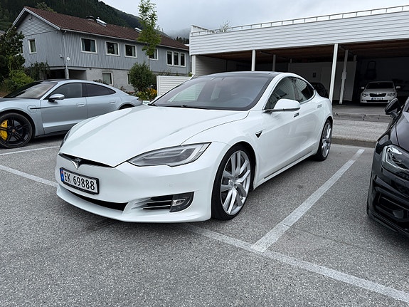 Tesla Model S 2 of 5