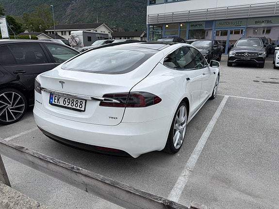 Tesla Model S 4 of 5