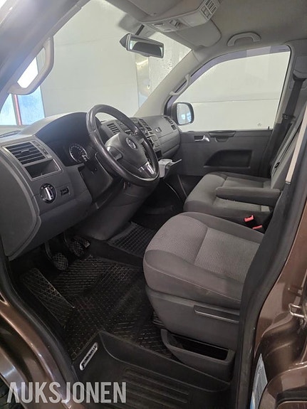 Volkswagen Caravelle 9 of 19
