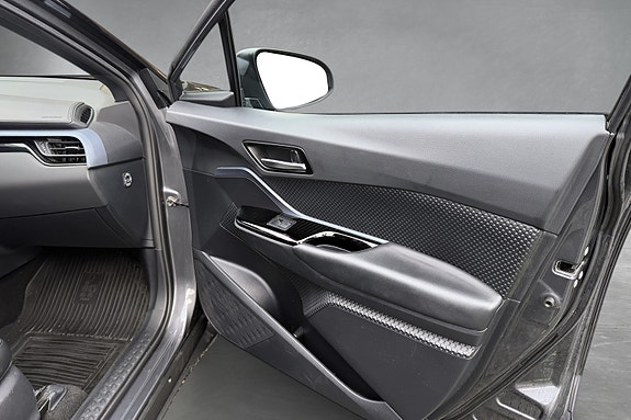 Toyota C-HR 15 of 23