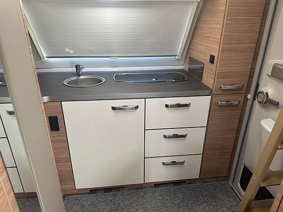 Weinsberg CaraOne 390 PUH A6 SB e-tron quattro 13 of 26